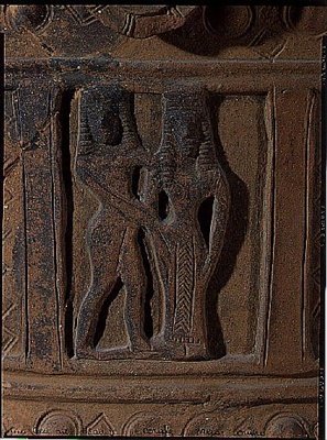 Relief, das einen Mann und eine Frau darstellt von Greek